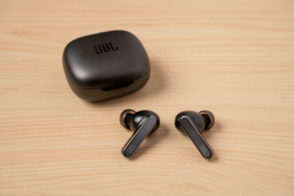 オーディオ機器 イヤフォン JBL LIVE PRO2 TWSはスティック型の新定番完全ワイヤレスイヤホン 